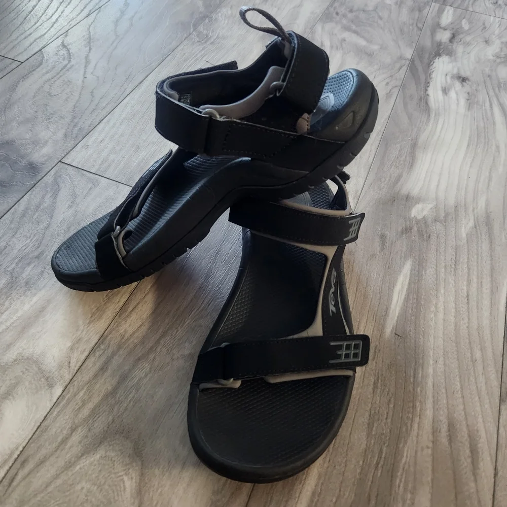 Teva Minam Sandals size 9